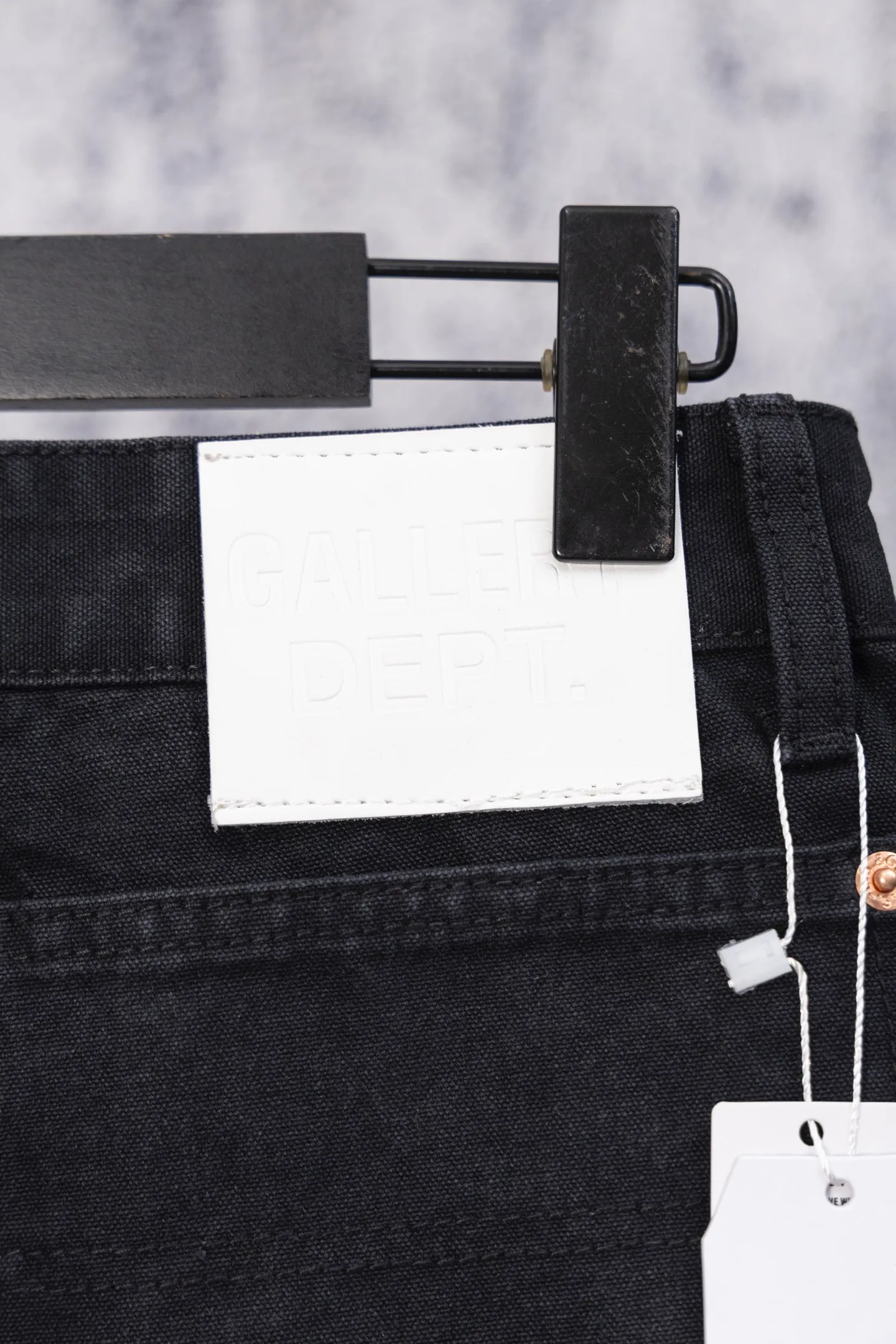 💰230 GALLERY DEPT.25ss new style splash-ink patchwork jeans, bootcut trousers, denim + splash-ink, full of artistic sense! The trouser legs are spliced ​​with denim, creating a layered look, and the words "GALLERY DEPT." are super recognizable✨. High-density denim, wear-resistant and comfortable, perfect for daily wear or street style. Inspired by the classic elements of Helmut Lang, splashing ink is full of three-dimensionality. Pair it with simple tops or HL items to easily get a sense of avant-garde fashion! Gallery Dept. targets the global fashion pioneer group aged 18-35 and positions itself as a "high street art trendy brand". Its core competitiveness lies in: • Cultural symbol output: Through endorsements from stars such as Virgil Abloh, Jennie, and Justin Bieber, it strengthens the brand's benchmark status in the hip-hop and fashion circles. Size: 28-36 Color: black